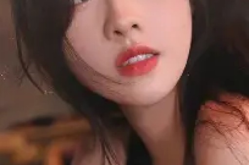 戚薇当妈后越发年轻！穿绿色夹克+白色短裙清新减龄又少女